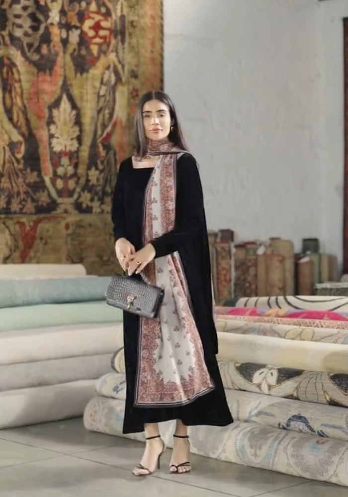 Winter Royal Elegance: Black Velvet & Dual-Drape Set