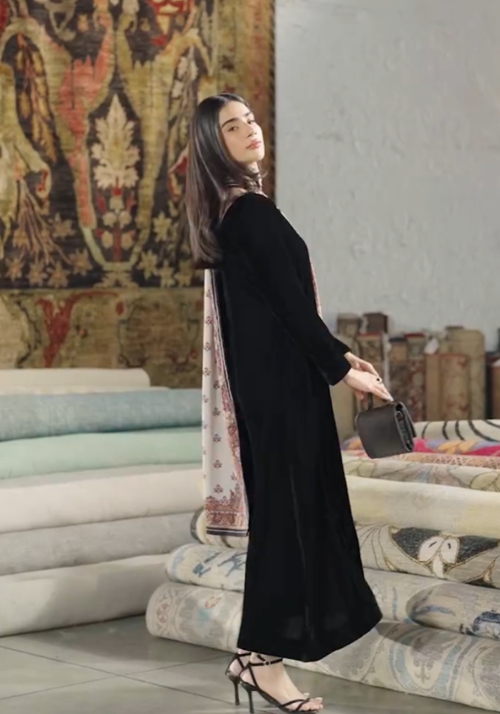 Winter Royal Elegance: Black Velvet & Dual-Drape Set